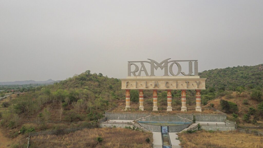 जानिए दुनिया का सबसे बड़ा फिल्म स्टूडियो कहां है? 8 हैदराबाद स्थित रामोजी फिल्म सिटी का मुख्य प्रवेश द्वार, विश्व का सबसे बड़ा फिल्म स्टूडियो