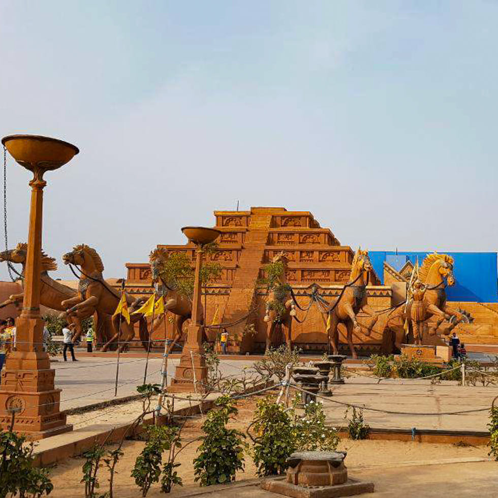 जानिए दुनिया का सबसे बड़ा फिल्म स्टूडियो कहां है? 9 रामोजी फिल्म सिटी हैदराबाद में बना ऐतिहासिक रथ और महाभारत काल का भव्य फिल्म सेट